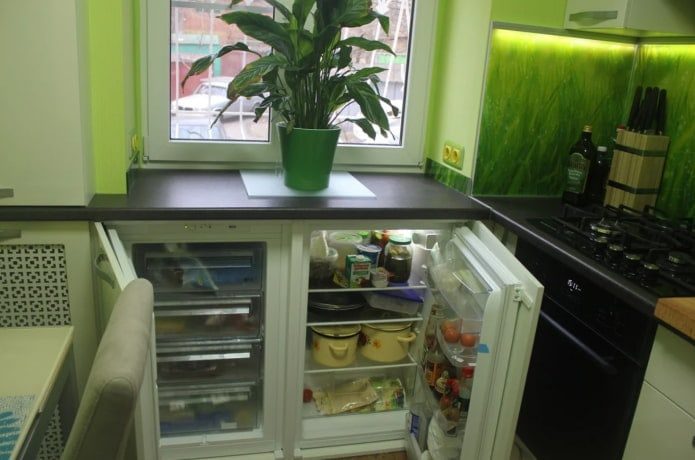 Идеи использования места под окном в крошечных кухнях