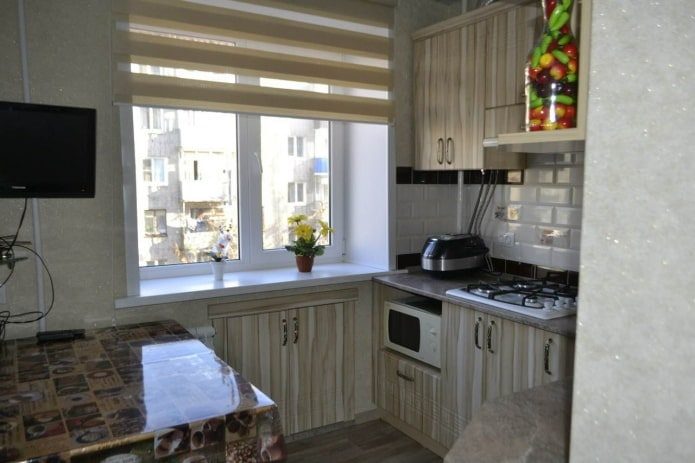 Идеи использования места под окном в крошечных кухнях