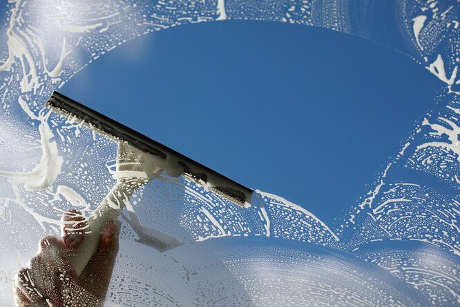 Как быстро и качественно отмыть окна