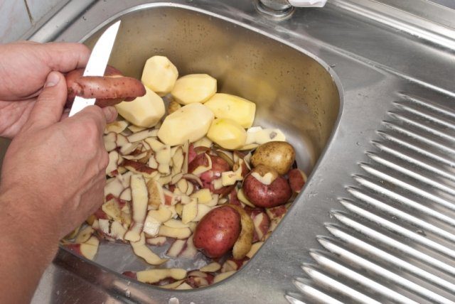 Чем полезны картофельные очистки на даче и как их использовать
