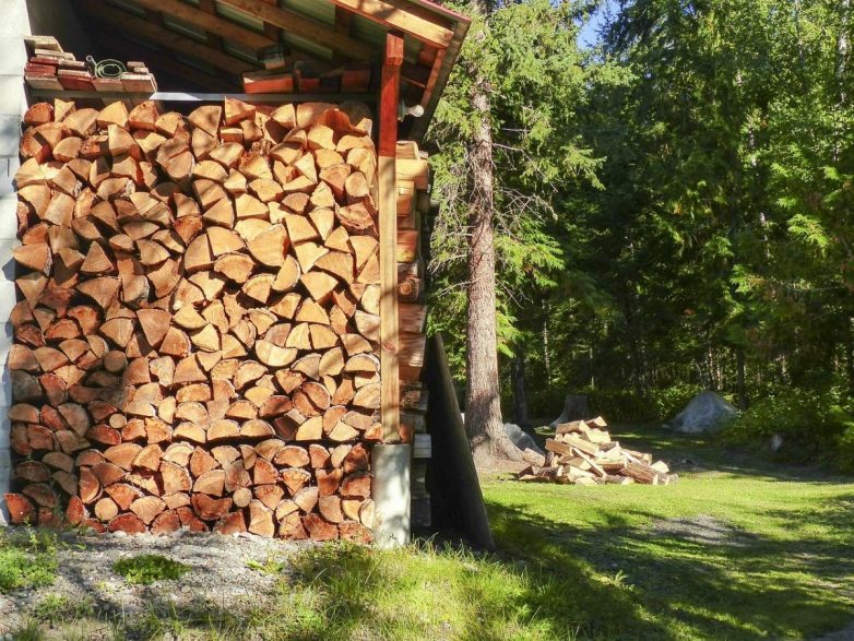 Отличные места для хранения дров на дачном участке
