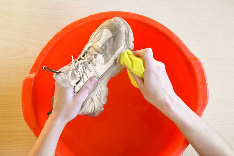 Простое средство для чистки обуви в домашних условиях