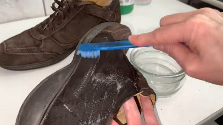 Как правильно ухаживать за замшевой обувью