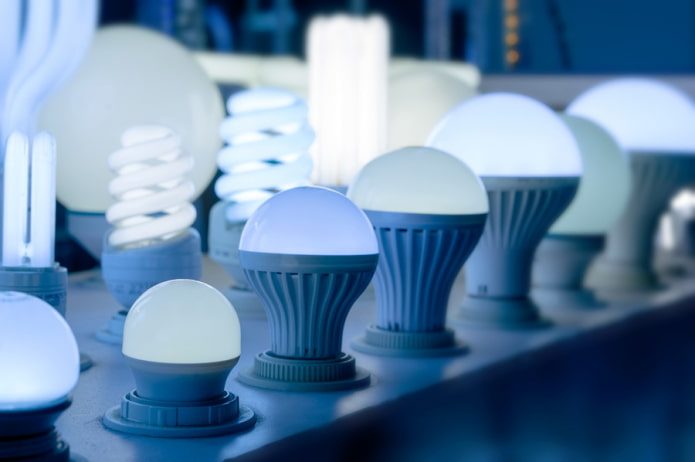Стоит ли менять обычные лампочки на светодиодные