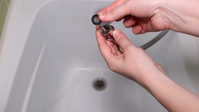 Как прочистить засор в ванне и раковине с помощью душа