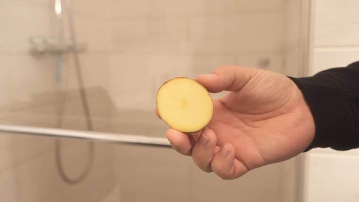 Протрите душ половинкой картошки