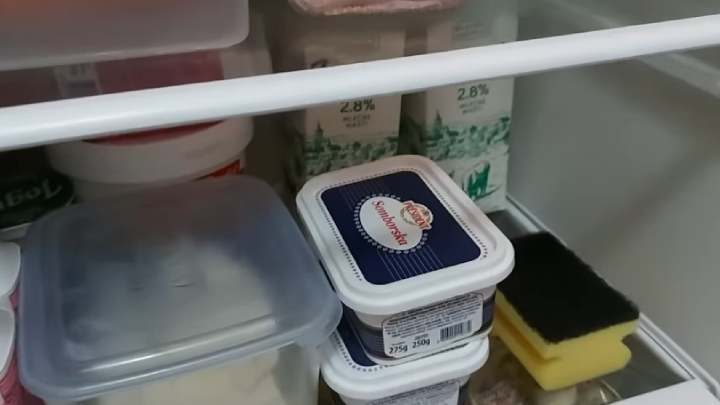 Зачем хозяйки кладут кухонную губку в холодильник