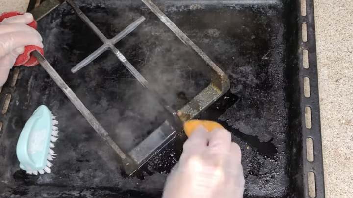 Как устранить жир и нагар с решётки газовой плиты