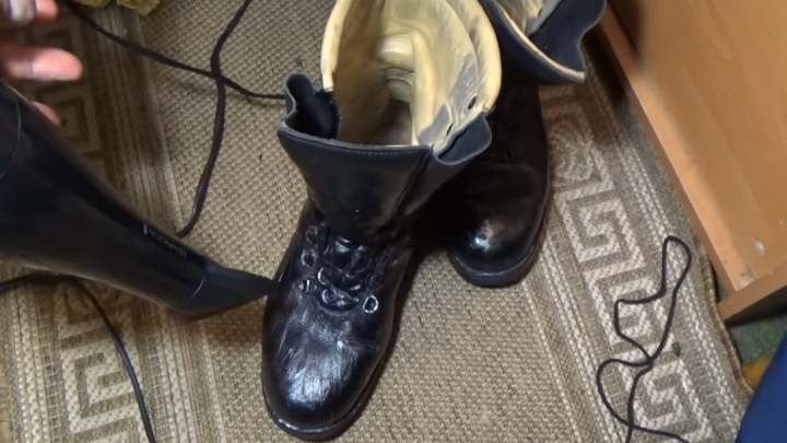 Как надёжно защитить свою обувь от влаги