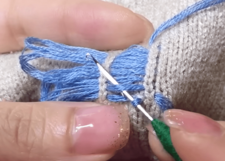 Как залатать дырку на вязаном свитере