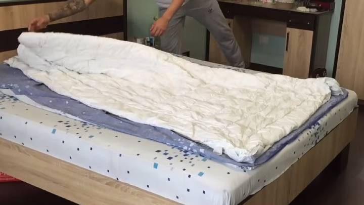Как заправить одеяло в пододеяльник за минуту