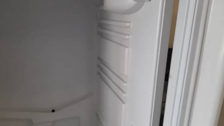 Причина намораживания льда на стенке холодильника