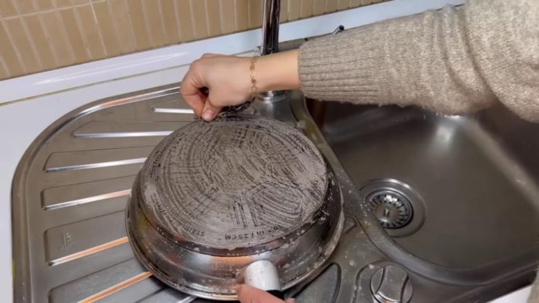 Как легко очистить сковороды от нагара