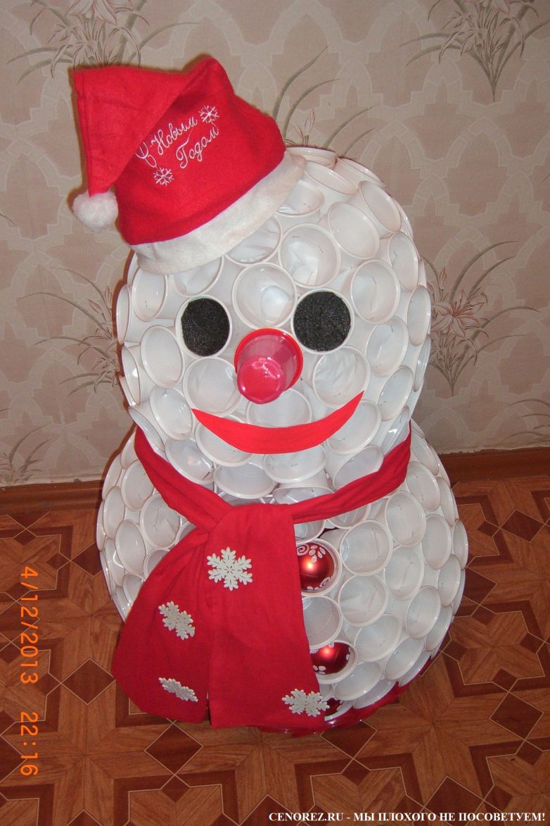 Поделка к Новому году: снеговик из пластиковых стаканчиков