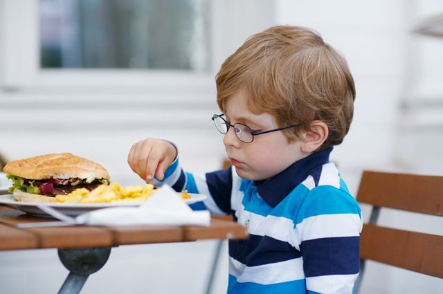 Как отучить ребёнка есть вредную пищу