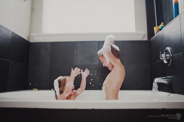 Девушка увидела в душе. Купается в ванной. Красивые фото в ванной. Моется в ванне. Ванная девушка.