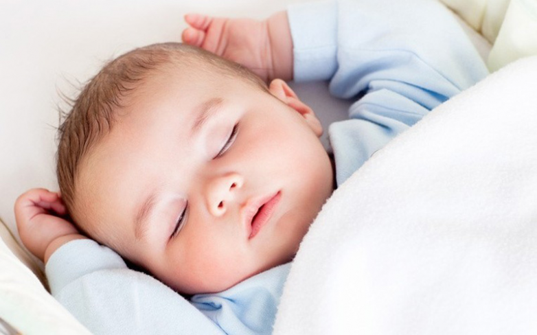 Укладываем малыша в кроватку: правила безопасности