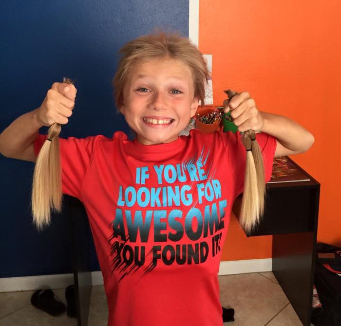 8-летний мальчик 2 года отращивал волосы