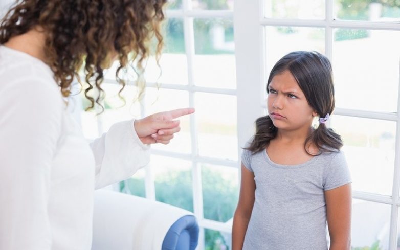 9 фраз, которые раздражают детей сильнее всего