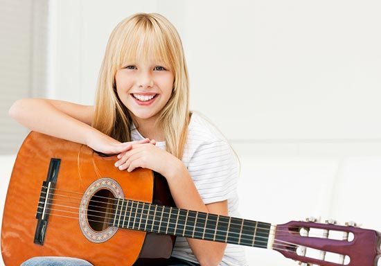 Гитара для ребенка младшего школьного возраста