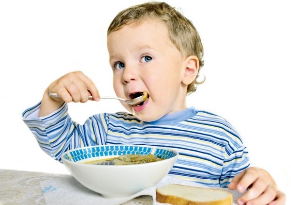 Что делать, чтобы ребёнок ел самостоятельно?