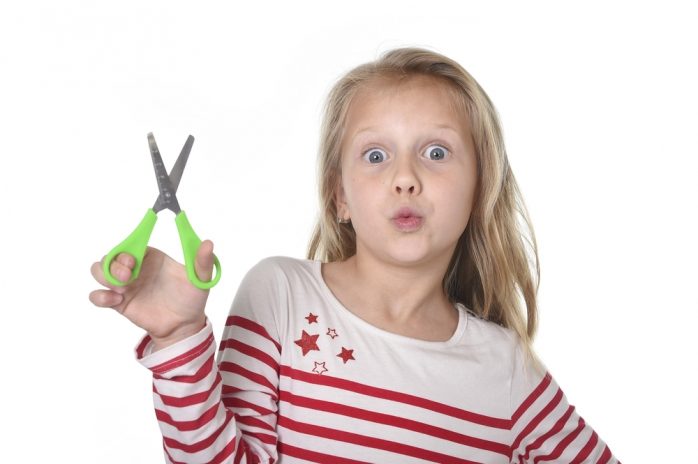 Зачем ребенок стрижёт себе волосы и стоит ли беспокоиться об этом
