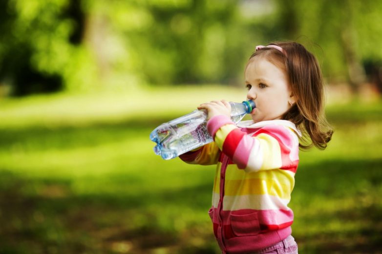 Сколько нужно пить воды ребенку?
