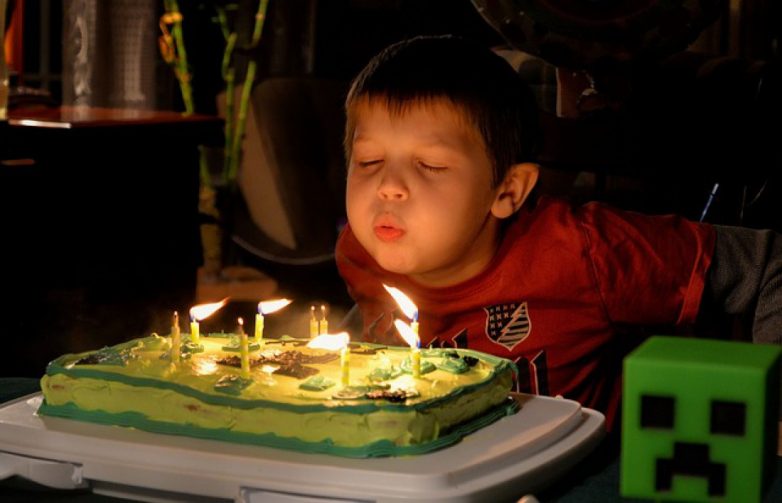 Чем опасен популярный ритуал «задувания свечей на торте»?