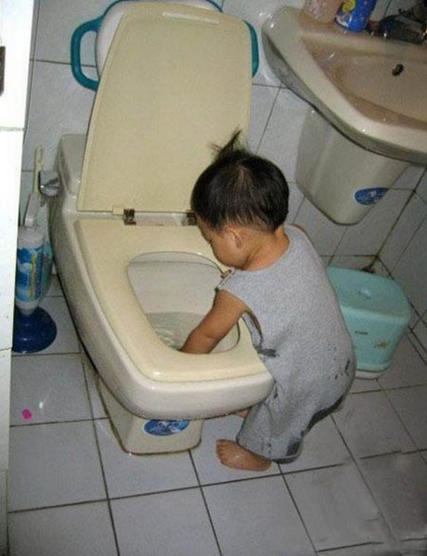 Чем на самом деле занимаются дети в туалете?