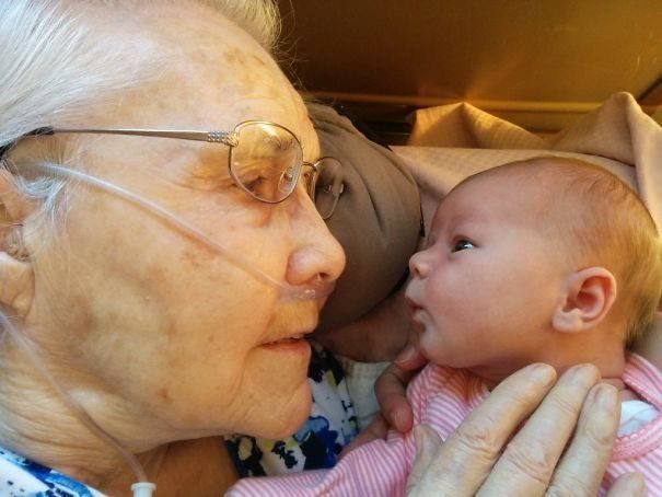19 трогательных фотографий бабушек и дедушек, впервые увидевших своих внуков