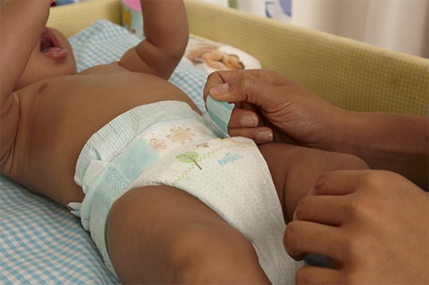 Как часто надо менять подгузники новорожденным?