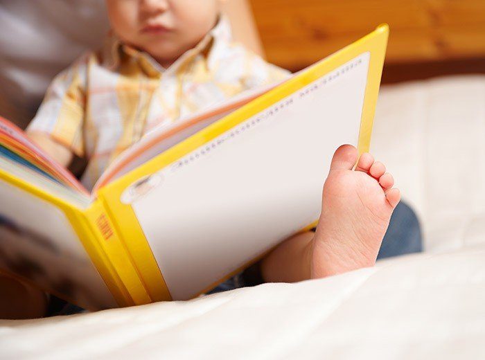 Какие книжки полезно читать малышам до года?