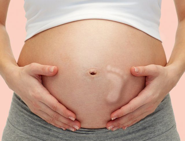 Ученые рассчитали, с какой силой ребёнок толкается в утробе матери