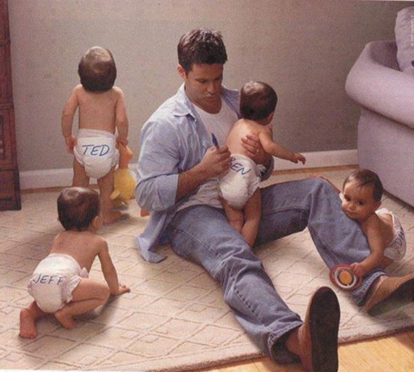 15 забавных фото отцов с двойняшками