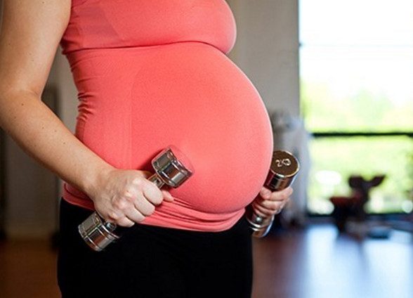 Занятия спортом во время беременности сокращают время родов