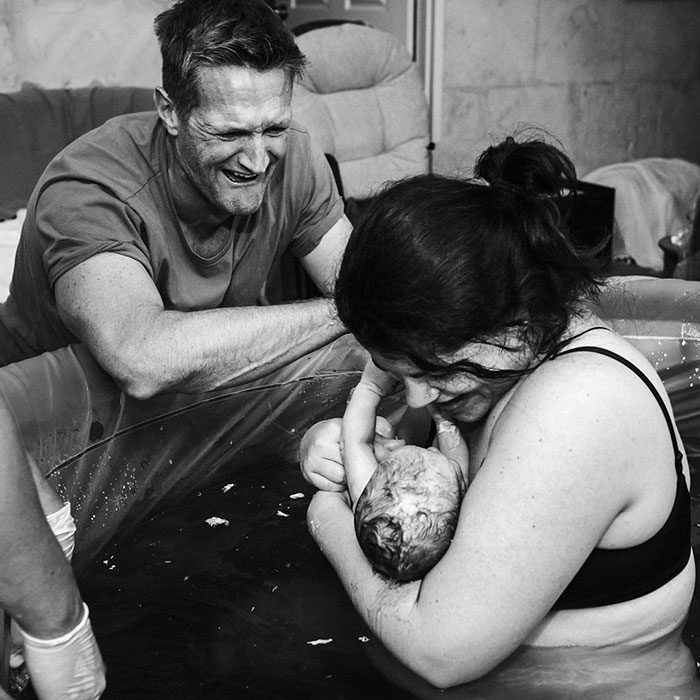 17 эмоциональных фото отцов, присутствовавших при рождении своего ребёнка