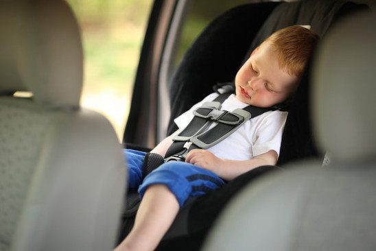 Как уложить ребенка спать в поездке?
