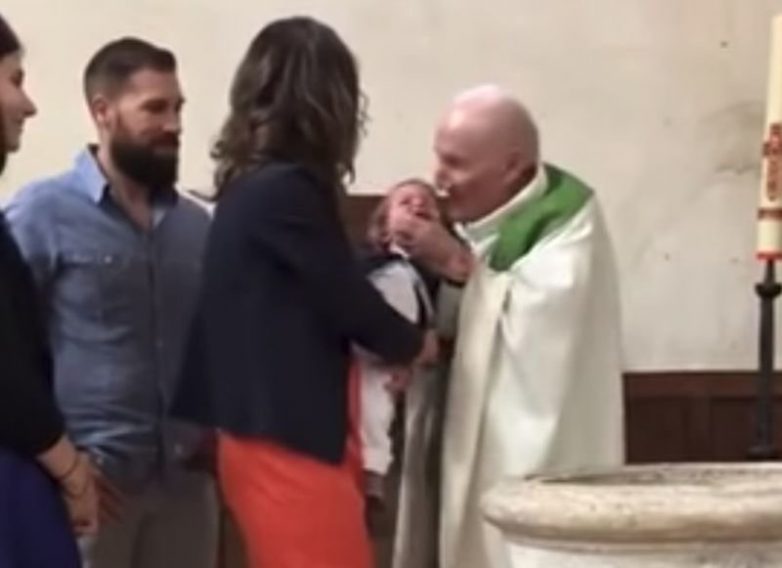 Священник ударил плачущего ребенка во время крещения!