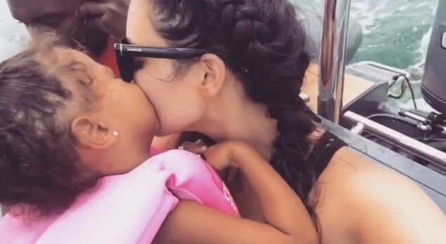 Стоит ли целовать ребенка в губы?