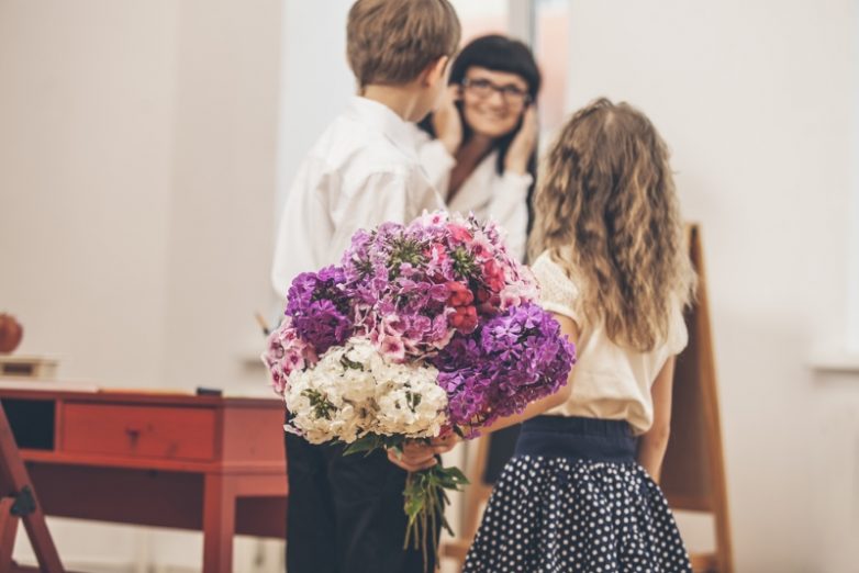 Обязательно ли дарить цветы учителю?