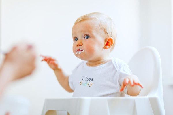Можно ли кормить ребенка «под мультики»?
