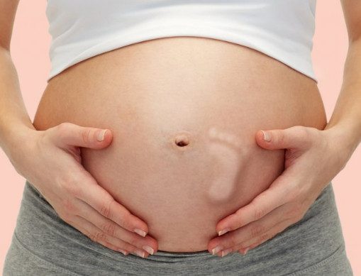Почему младенцы толкаются в утробе матери?