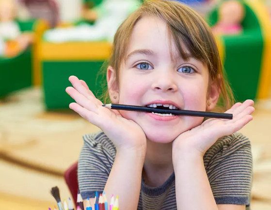 Почему детям опасно грызть карандаши и ручки?