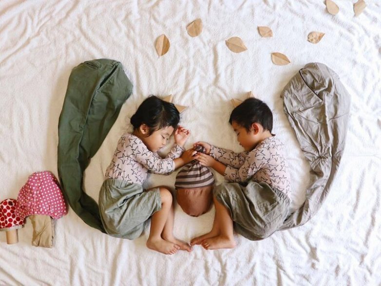 Мама превращает время сна детей - близнецов в захватывающие приключения