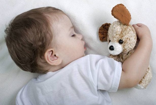 6 причин, по которым ребенок сильно потеет во сне