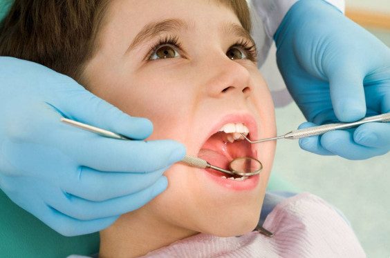 Со скольки лет можно ставить зубные импланты детям?