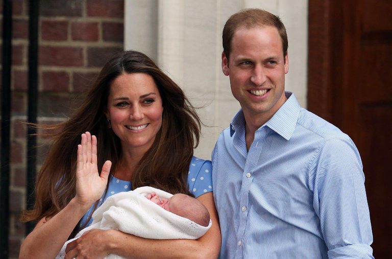 Фото первых выходов королевских особ с новорожденными