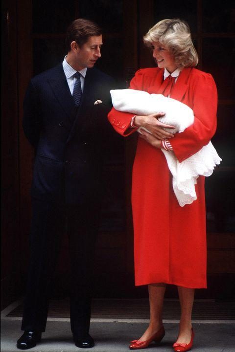 Фото первых выходов королевских особ с новорожденными