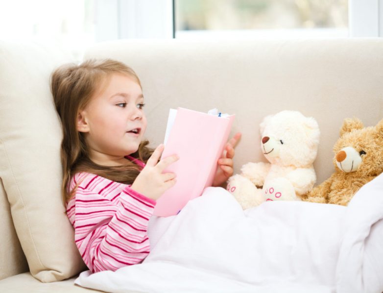5 причин читать детям сказки на ночь