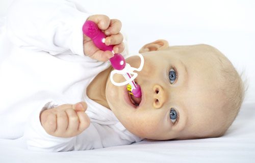Как помочь малышу, у которого режутся зубки